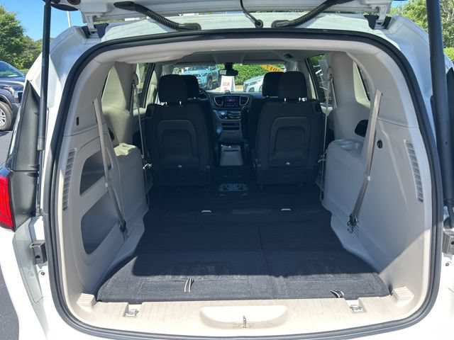 Used 2017 Chrysler Pacifica Touring FWD image 9