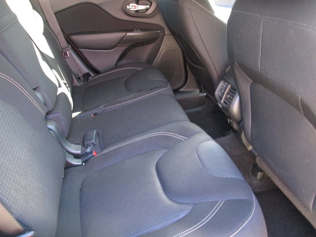 Used 2017 Jeep Cherokee Latitude w/ Comfort/Convenience Group image 18