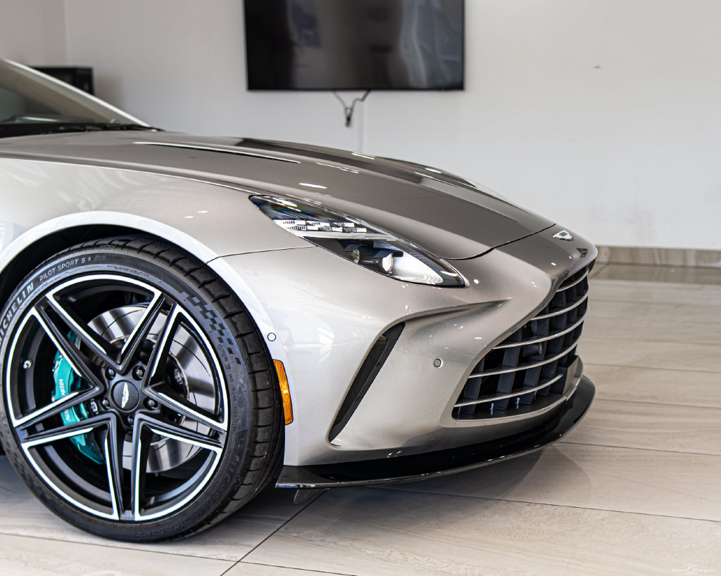 Used 2025 Aston Martin V8 Vantage Coupe RWD image 3