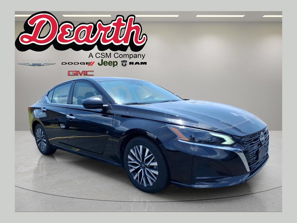 Used 2024 Nissan Altima 2.5 SV FWD image 1