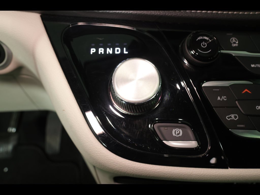 Used 2022 Chrysler Pacifica Touring-L image 27