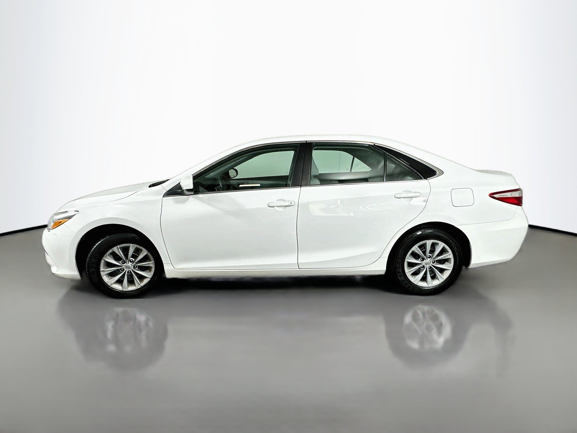 Used 2016 Toyota Camry LE FWD image 4