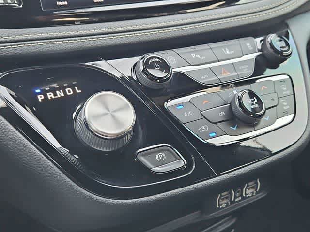 Used 2021 Chrysler Pacifica Touring w/ S Appearance Package FWD image 26