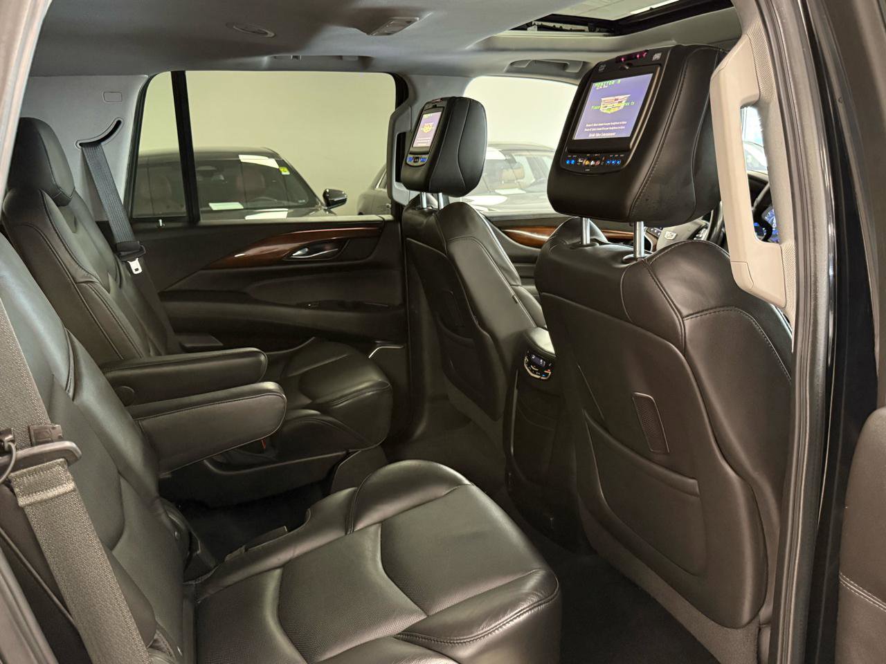Used 2018 Cadillac Escalade Luxury AWD/4WD image 18