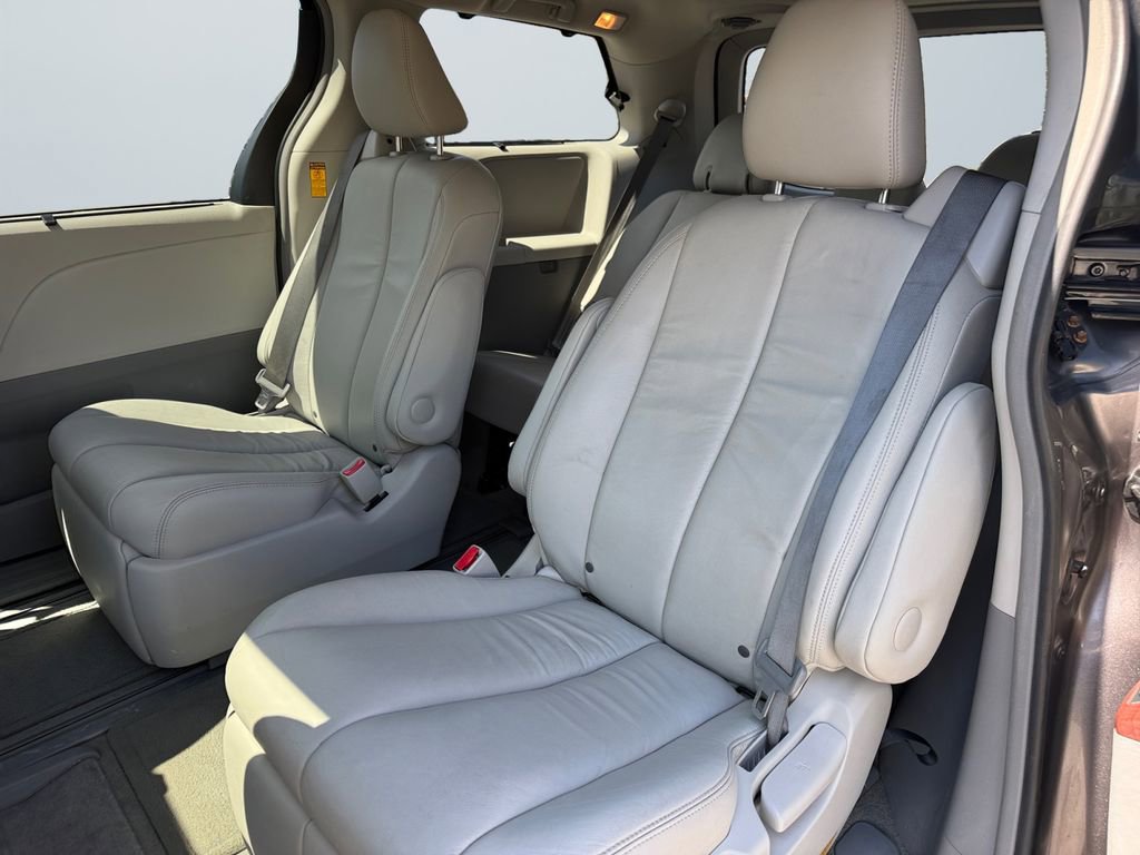 Used 2014 Toyota Sienna XLE w/ Entertainment Package image 13