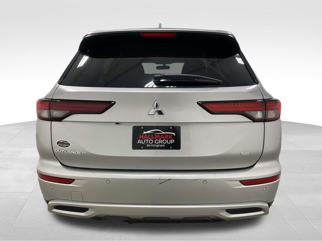 Used 2024 Mitsubishi Outlander SE image 3