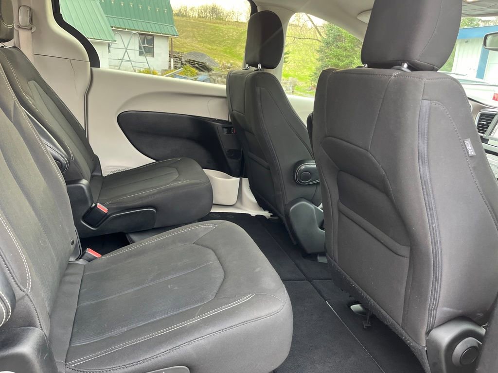 Used 2023 Chrysler Voyager LX image 33