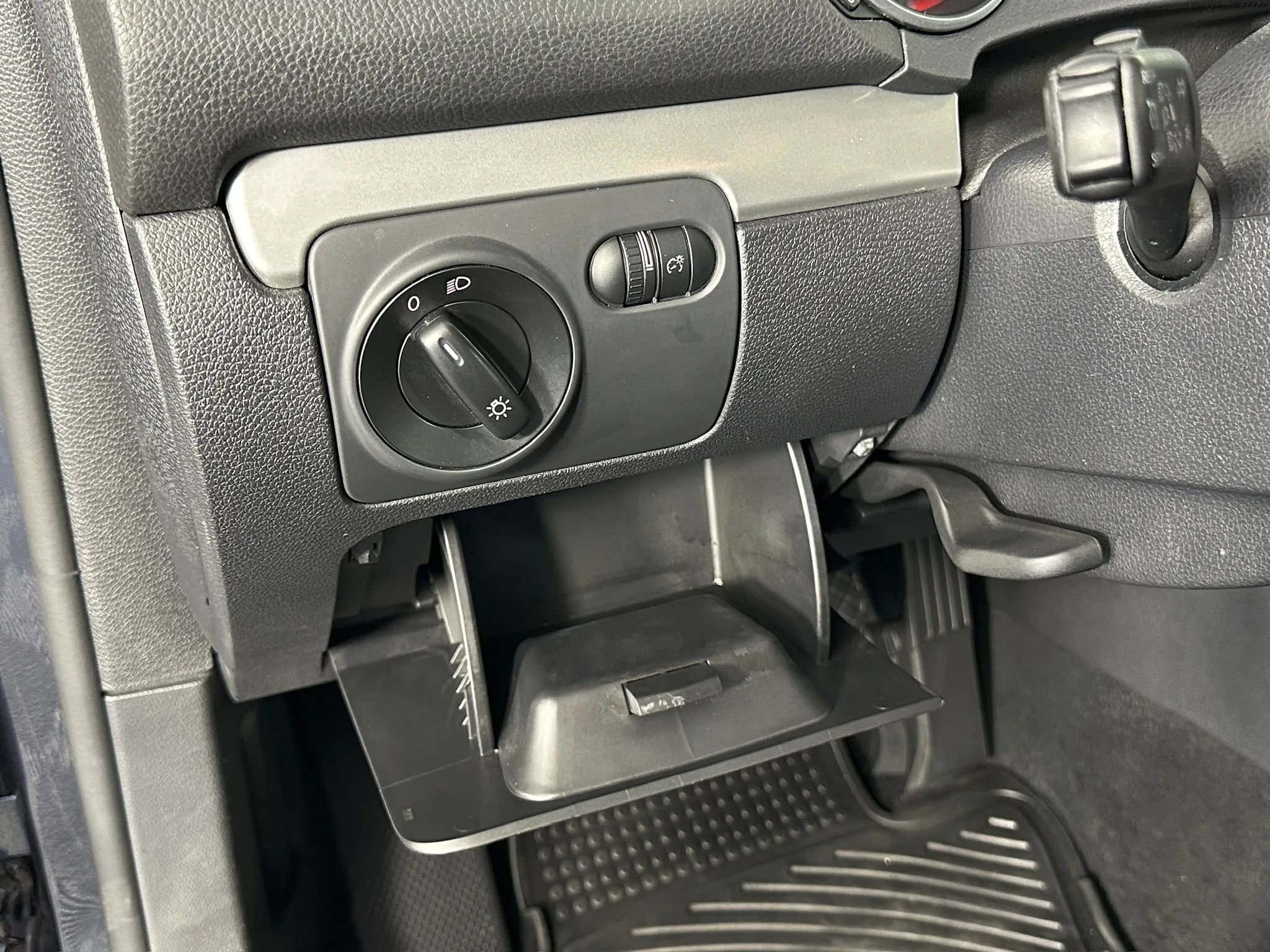 Used 2013 Volkswagen Golf 4-Door FWD image 28