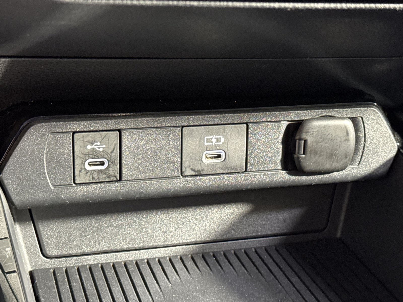Used 2025 Toyota Prius LE FWD image 43