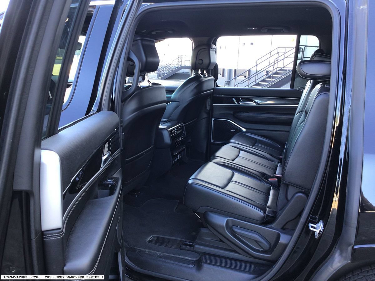 Used 2023 Jeep Wagoneer 4WD image 9