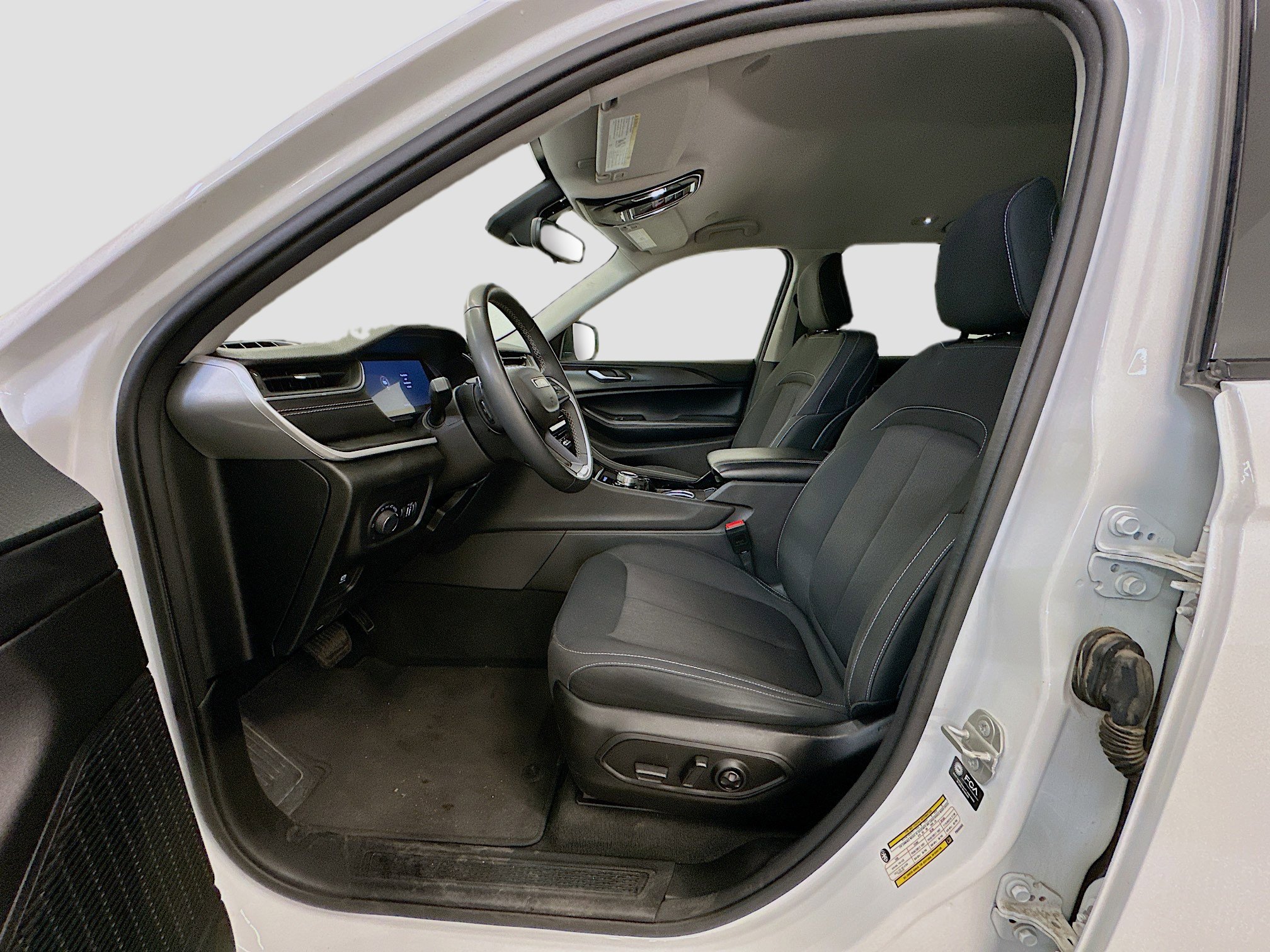 Used 2023 Jeep Grand Cherokee Laredo image 13