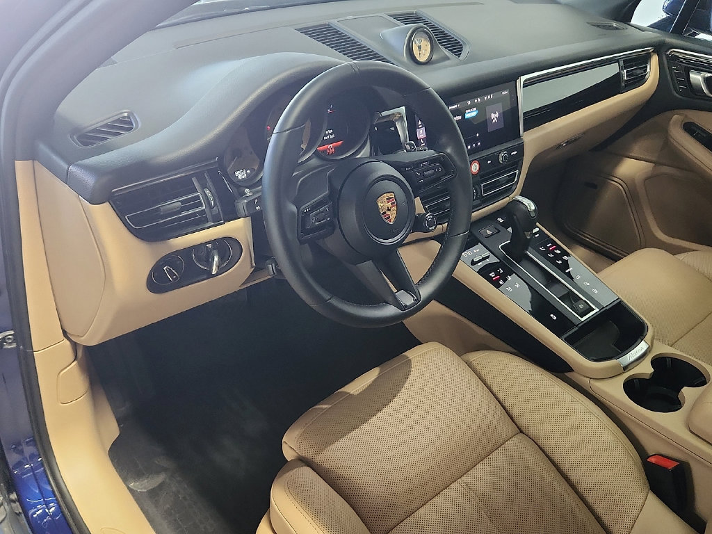 Used 2026 Porsche Macan AWD/4WD image 4