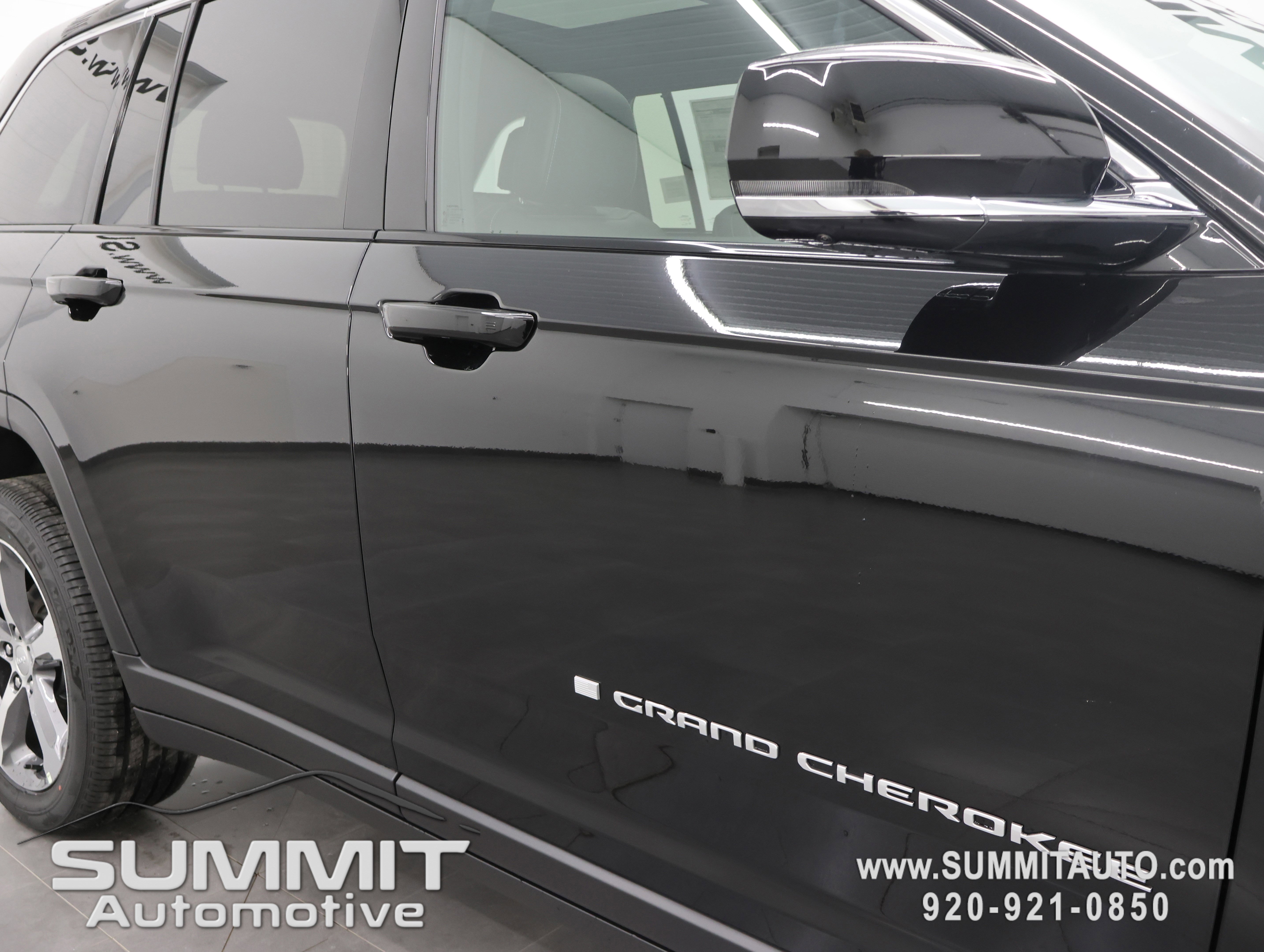 New 2025 Jeep Grand Cherokee Limited w/ Luxury Tech Group II AWD/4WD image 28