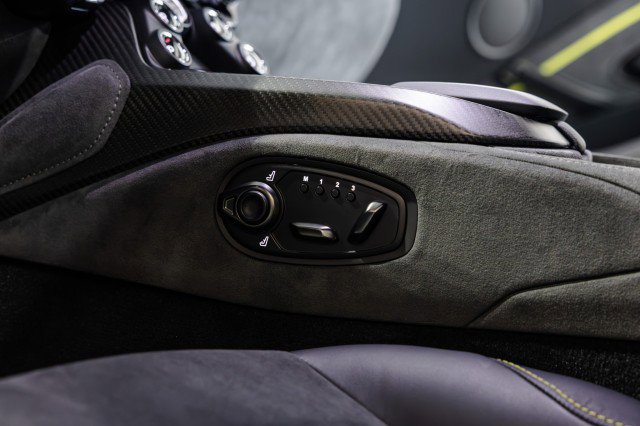 Used 2023 Aston Martin V8 Vantage Coupe RWD image 43