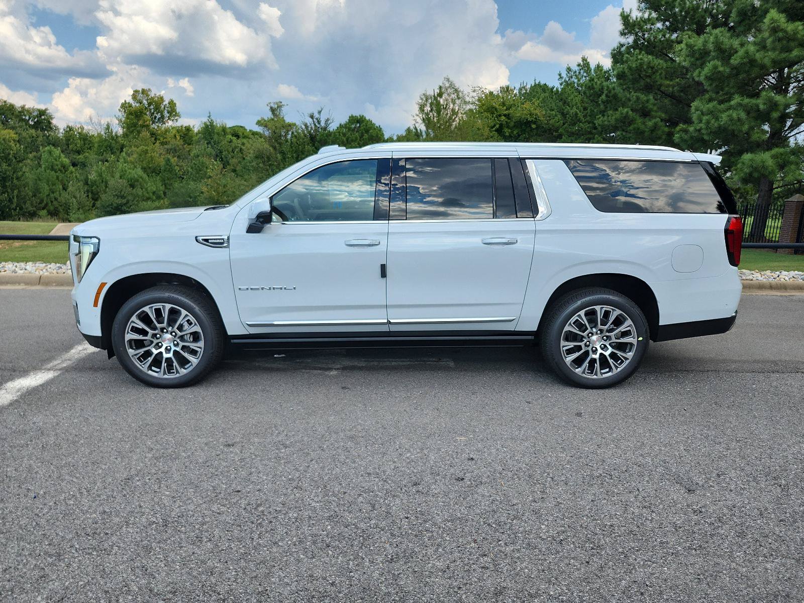 New 2026 GMC Yukon XL Denali w/ Denali Reserve Package AWD/4WD image 2