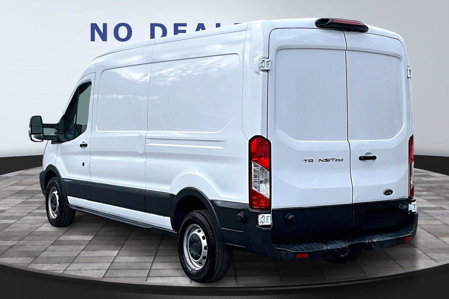 Used 2018 Ford Transit 250 148 Medium Roof RWD image 4