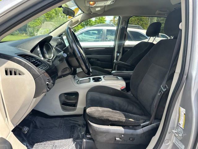 Used 2016 Dodge Grand Caravan SXT w/ Rear Park Assist Package FWD image 13