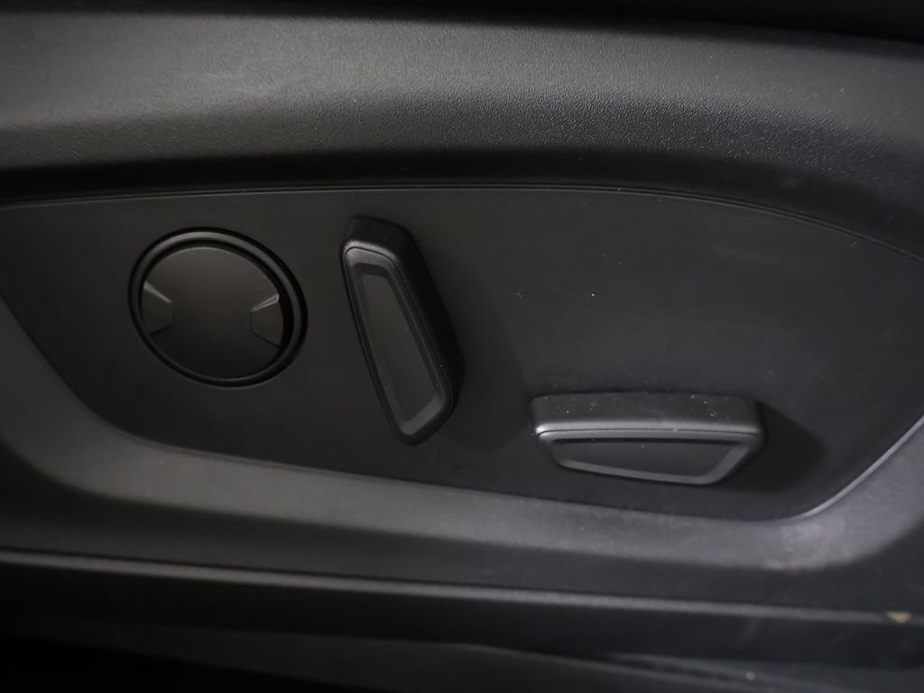Used 2024 Ford Explorer XLT w/ Equipment Group 202A AWD/4WD image 33