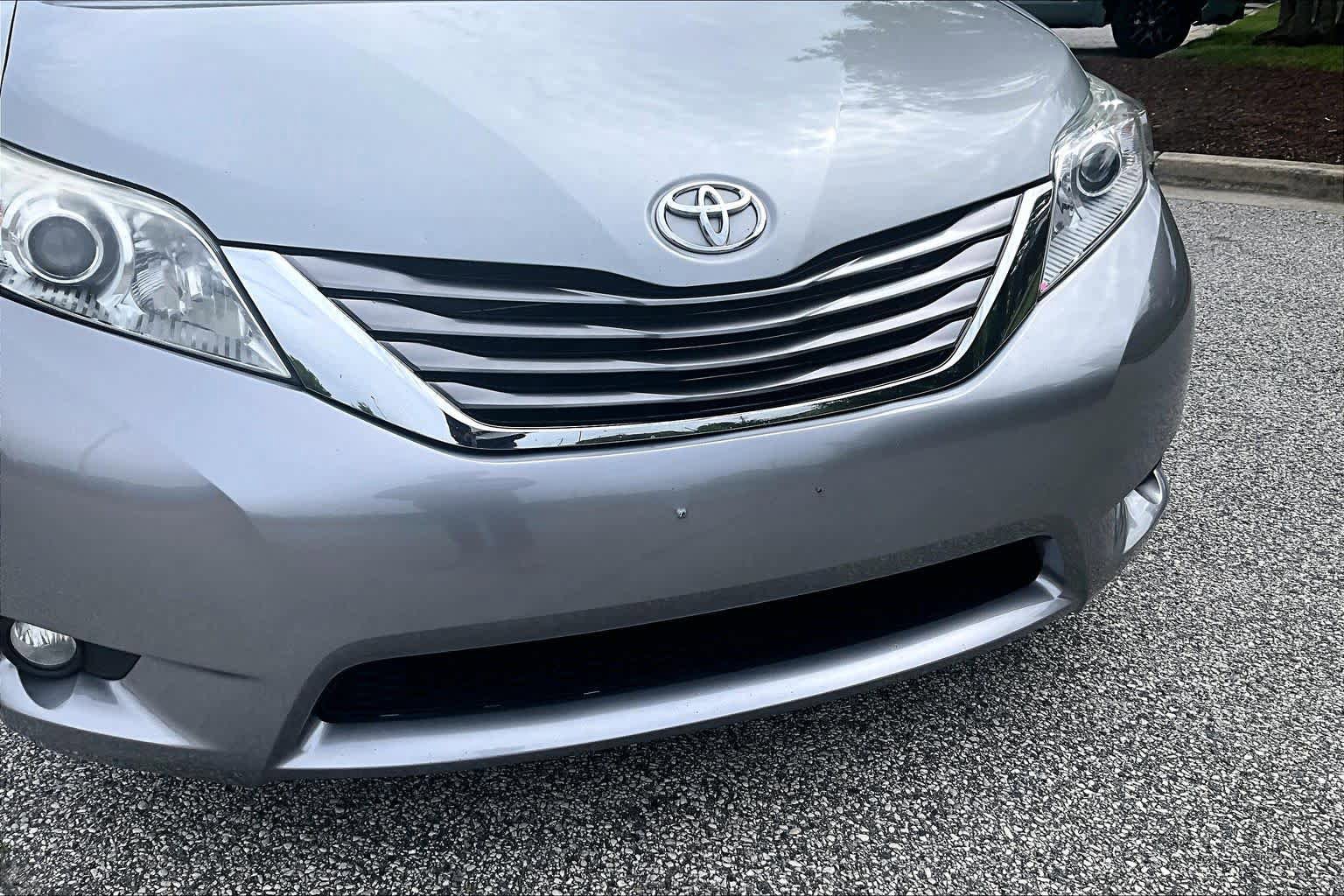 Used 2017 Toyota Sienna XLE w/ XLE Navigation Package FWD image 30