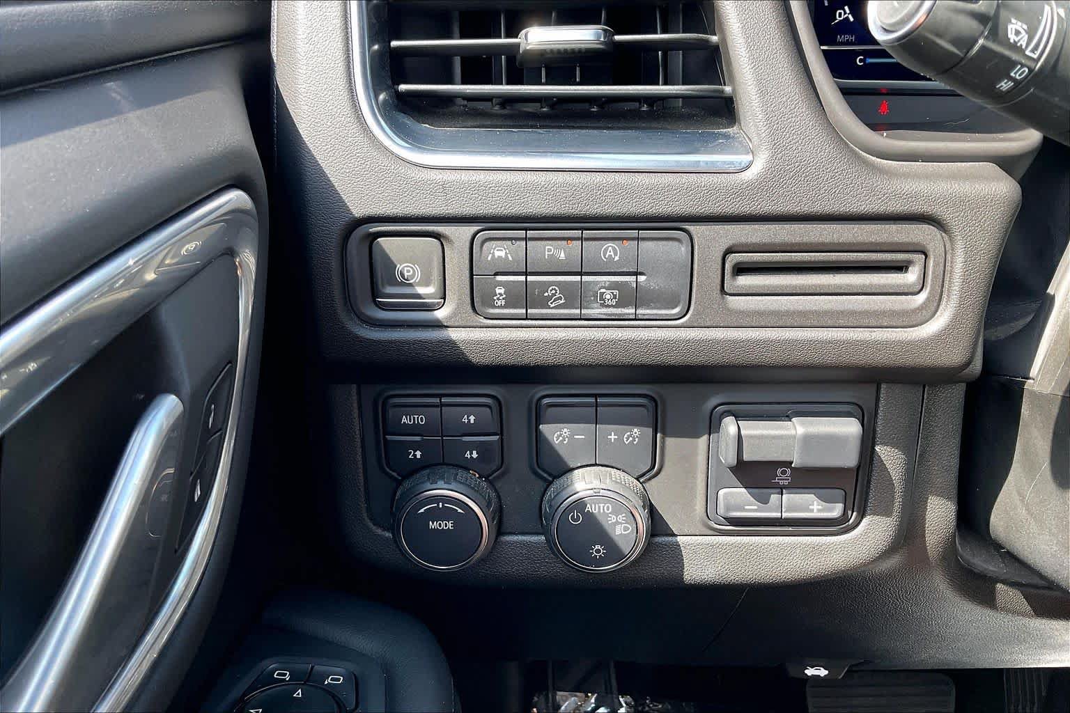 Used 2023 Chevrolet Suburban Z71 w/ Luxury Package AWD/4WD image 34