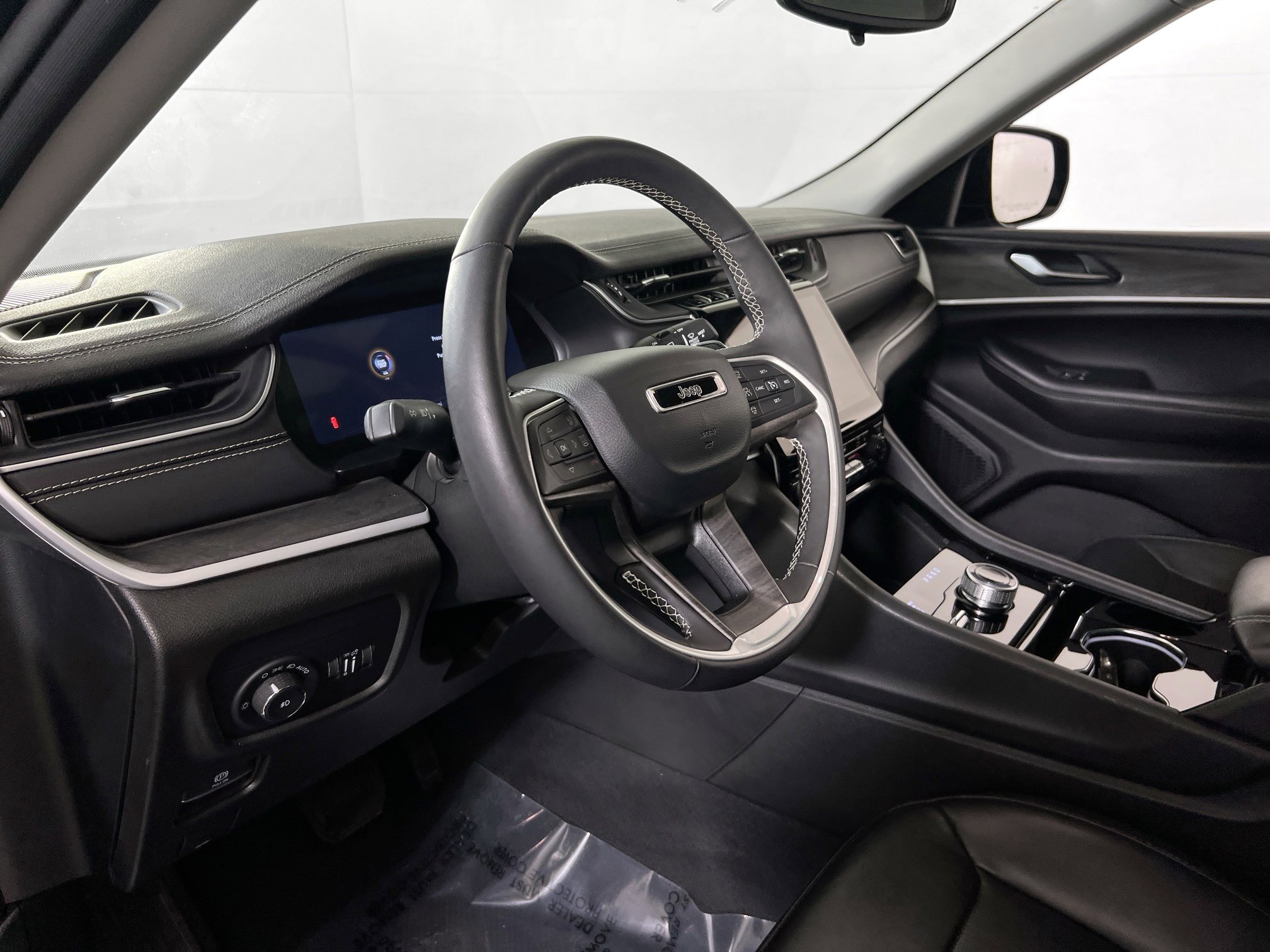 Used 2023 Jeep Grand Cherokee Limited AWD/4WD image 9