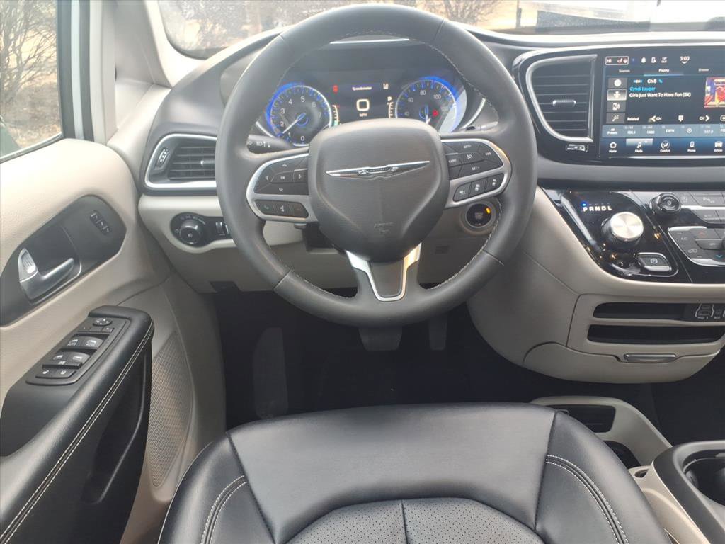 Used 2024 Chrysler Pacifica Touring-L image 5
