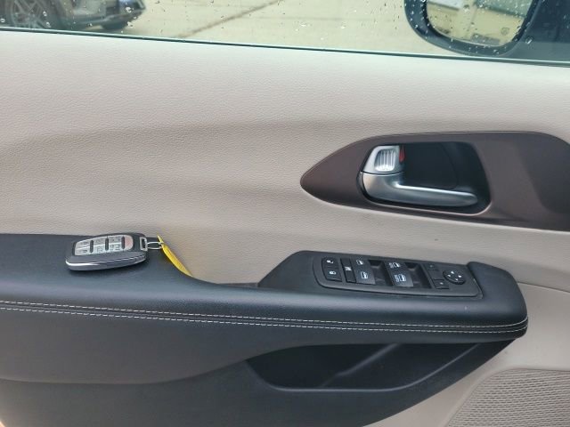 Used 2023 Chrysler Voyager LX image 15