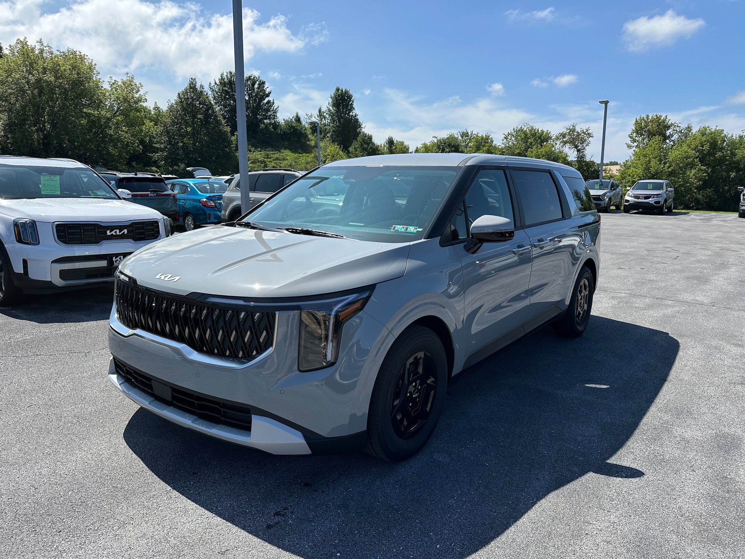 New 2027 Kia Carnival FWD image 1