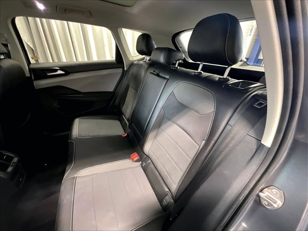 Used 2022 Volkswagen Taos SE w/ Panoramic Sunroof Package AWD/4WD image 15