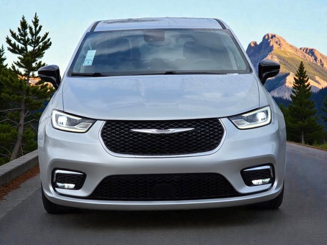 Used 2024 Chrysler Pacifica Touring-L FWD image 3
