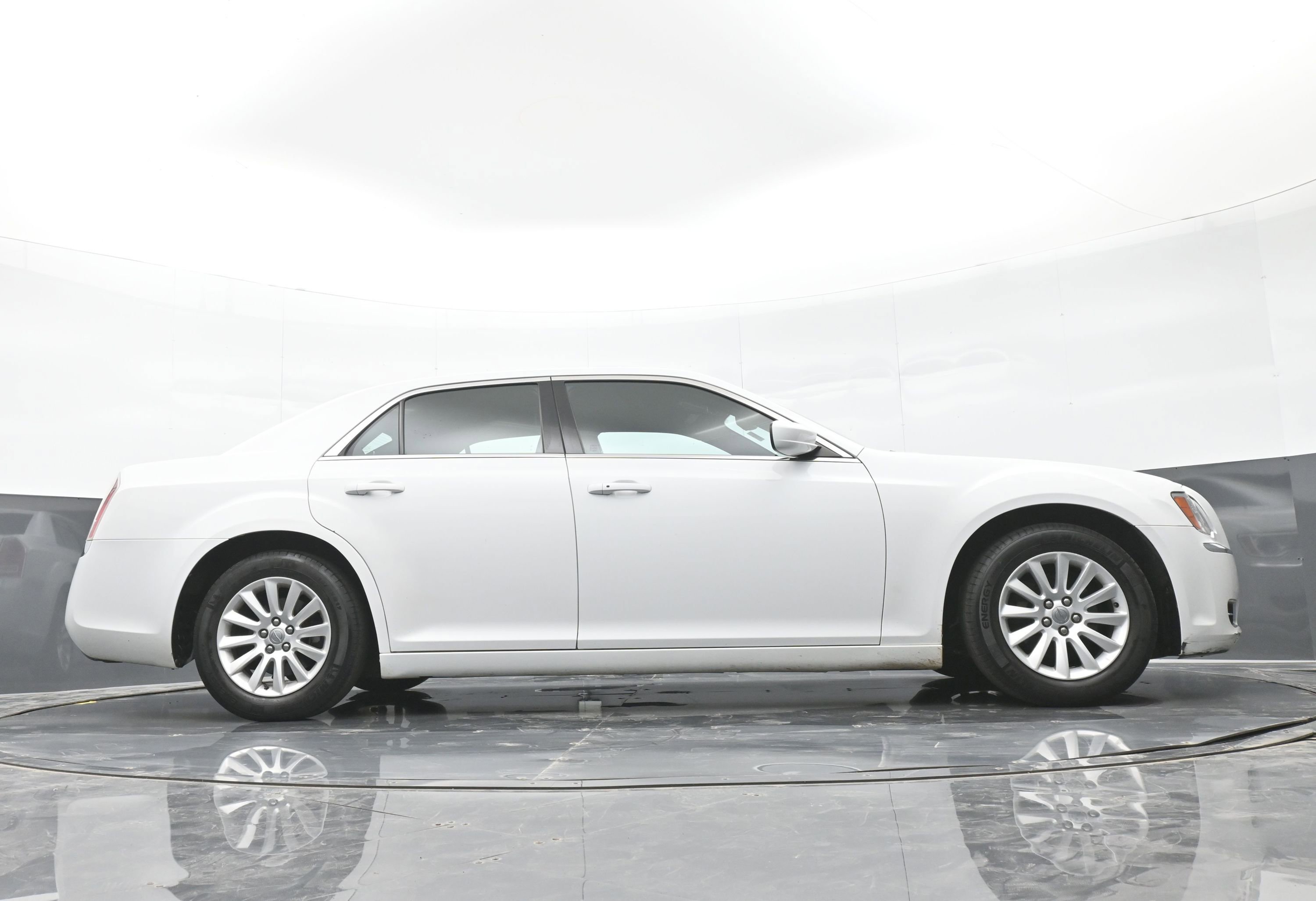 Used 2013 Chrysler 300 RWD image 41