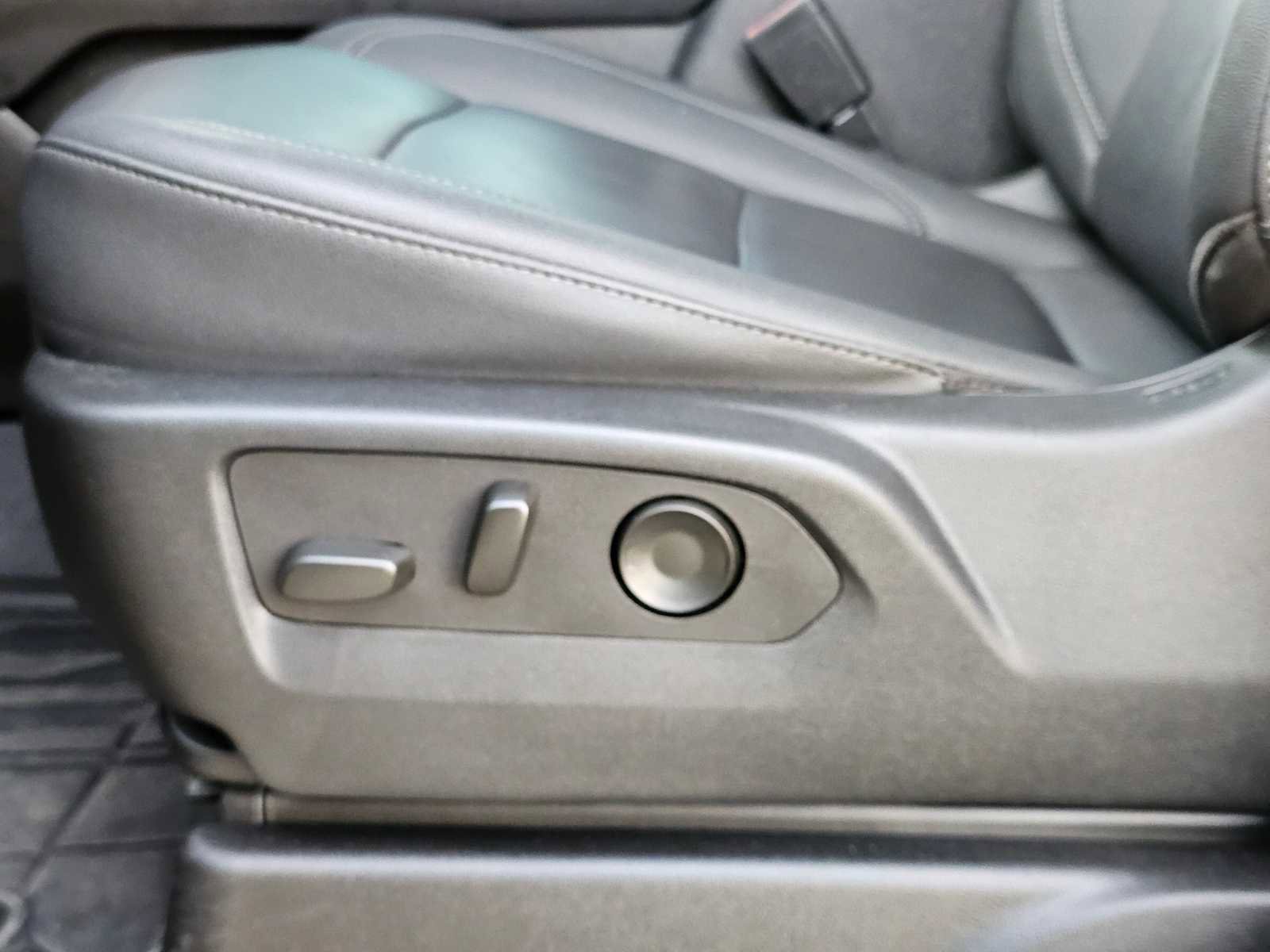 Used 2024 Chevrolet Tahoe Z71 w/ Luxury Package image 26