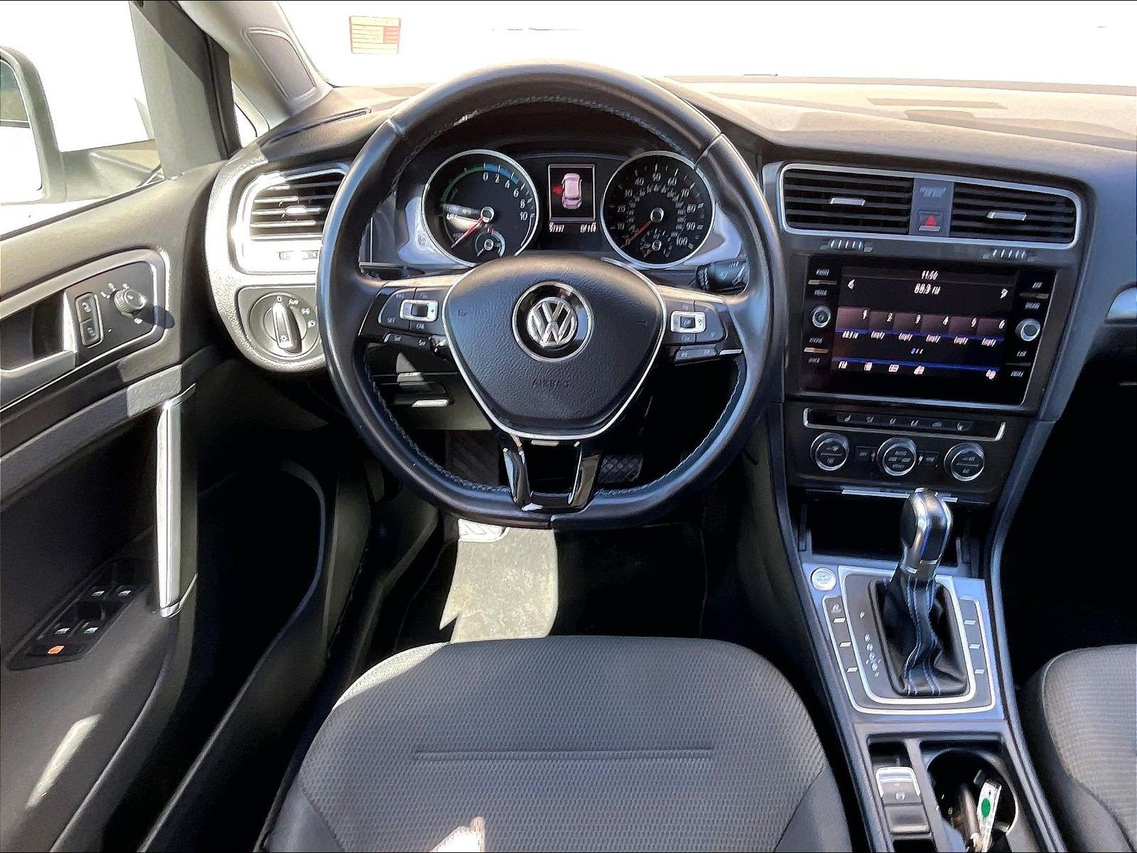 Used 2018 Volkswagen e-Golf SE FWD image 4