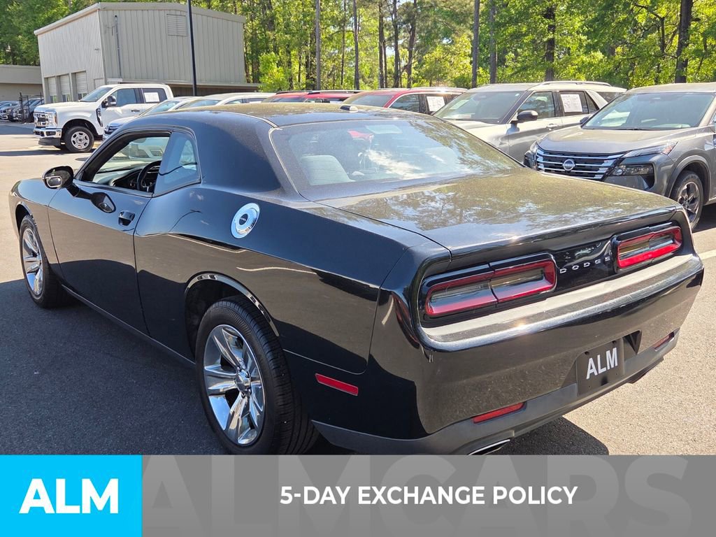 Used 2015 Dodge Challenger SXT RWD image 3