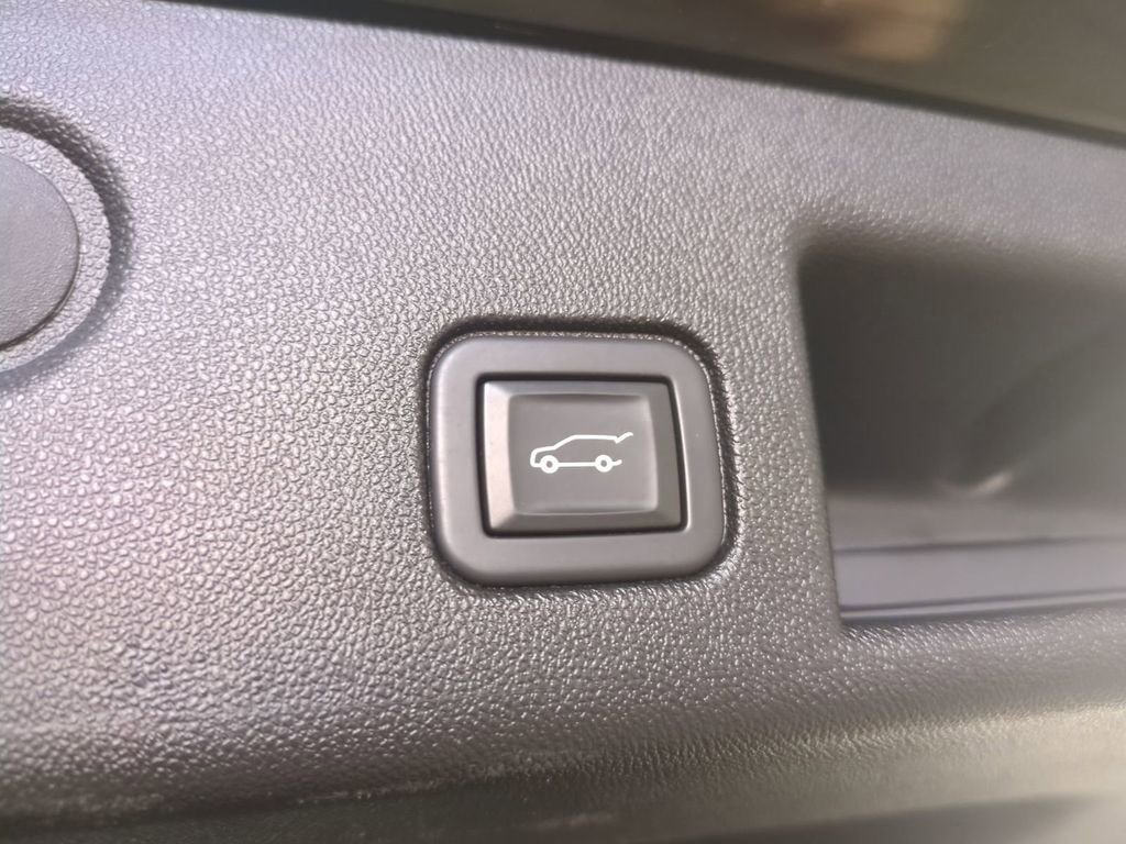 Used 2020 Chevrolet Equinox LT w/ Driver Convenience Package image 15