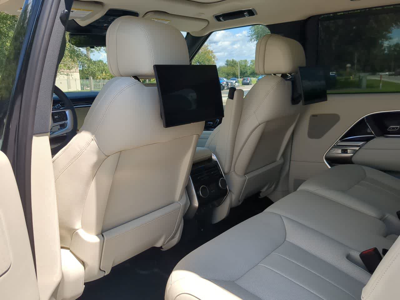 New 2026 Land Rover Range Rover Long Wheelbase SE AWD/4WD image 18
