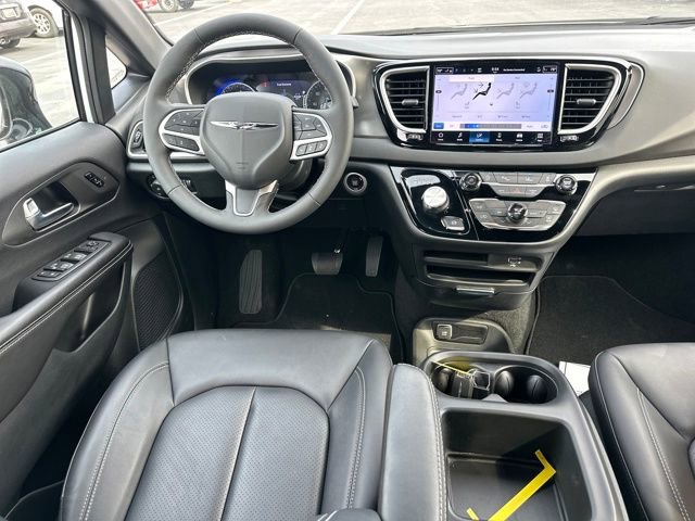 Used 2026 Chrysler Pacifica Select image 15