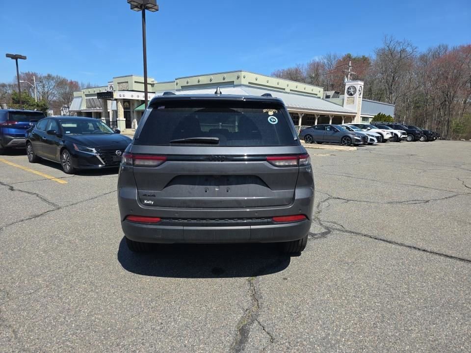 Used 2023 Jeep Grand Cherokee Altitude image 5