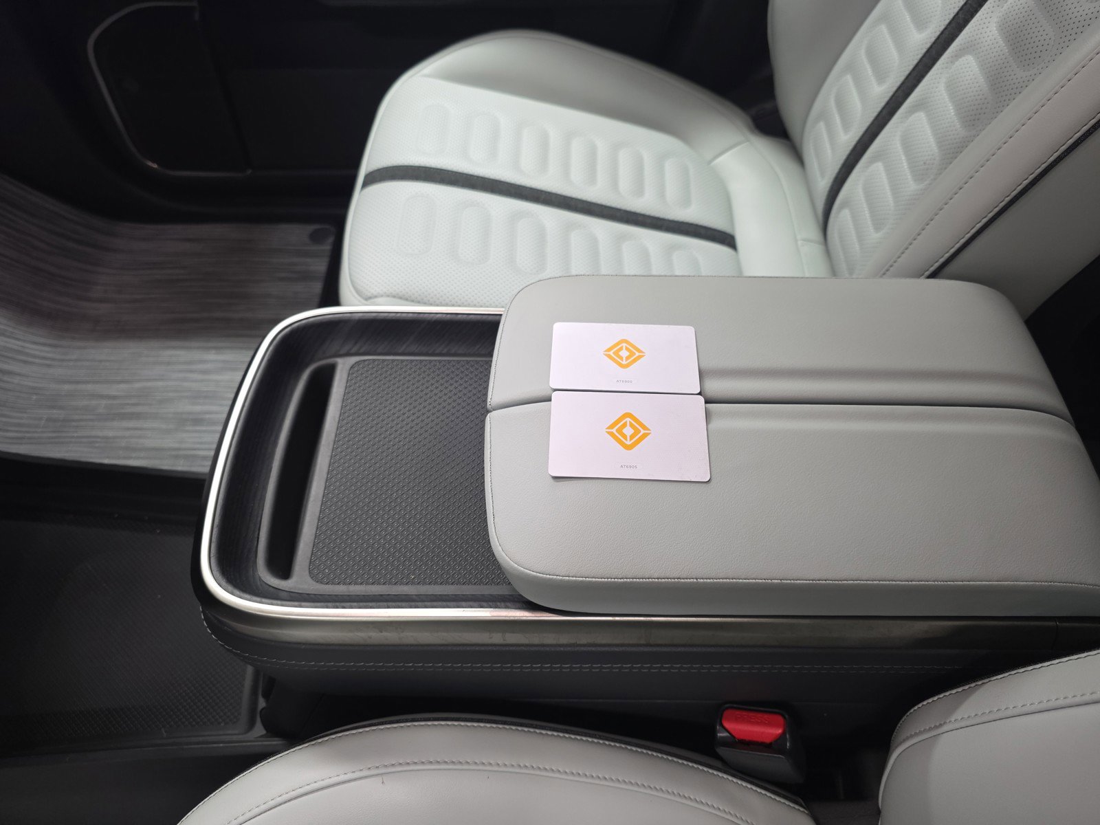 Used 2024 Rivian R1S Adventure image 31