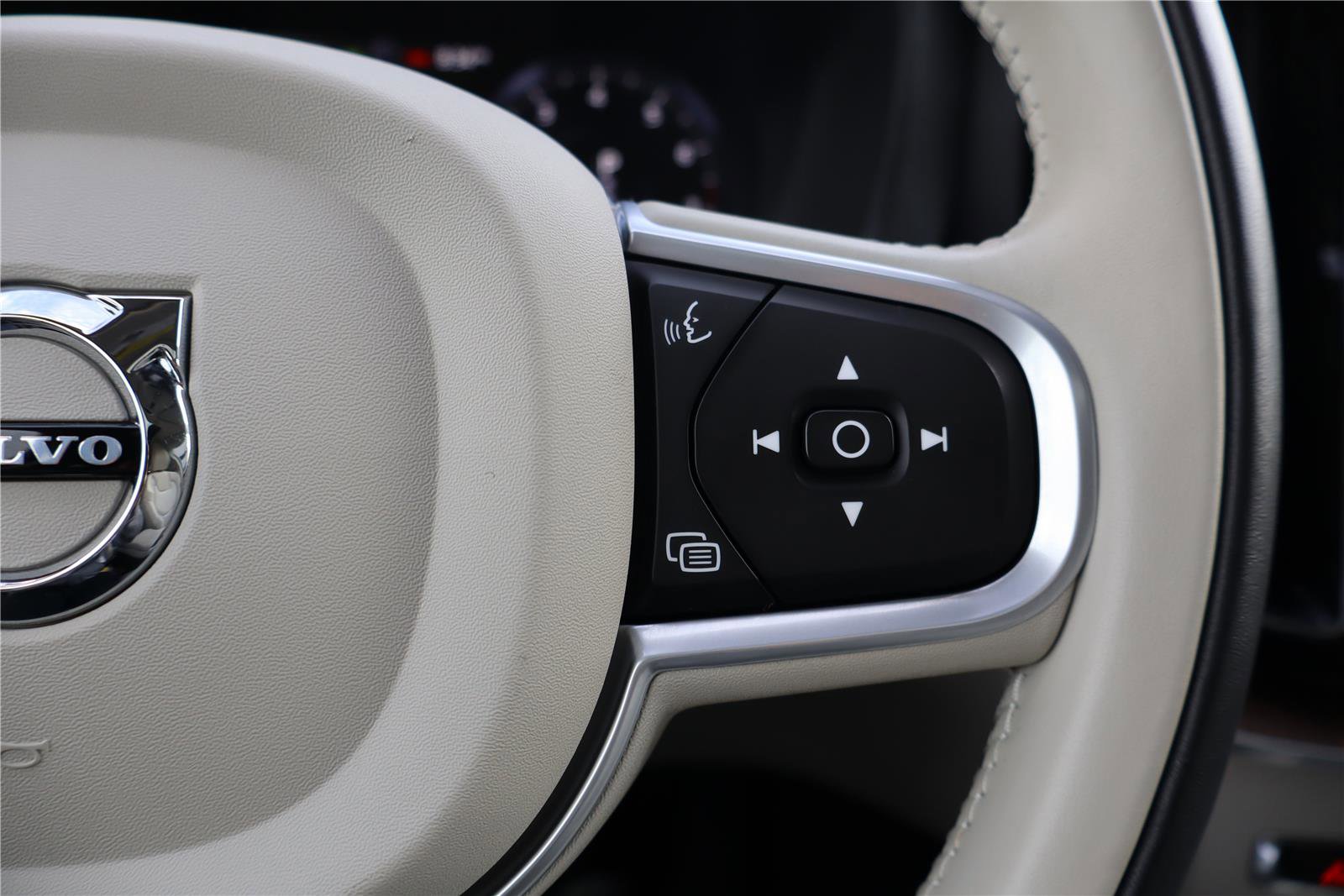 Used 2021 Volvo XC60 T5 Momentum w/ Premium Package image 17