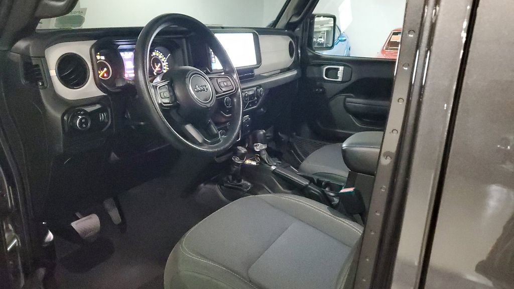 Used 2025 Jeep Gladiator Sport image 18