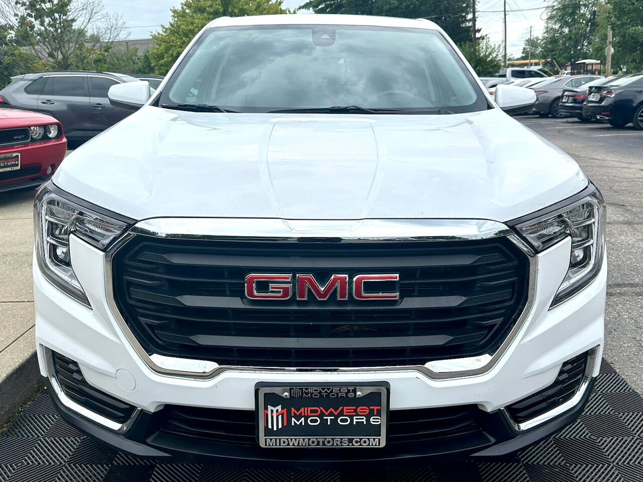 Used 2024 GMC Terrain SLE image 4