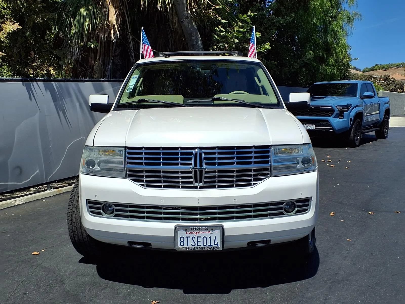 Used 2010 Lincoln Navigator 2WD image 2