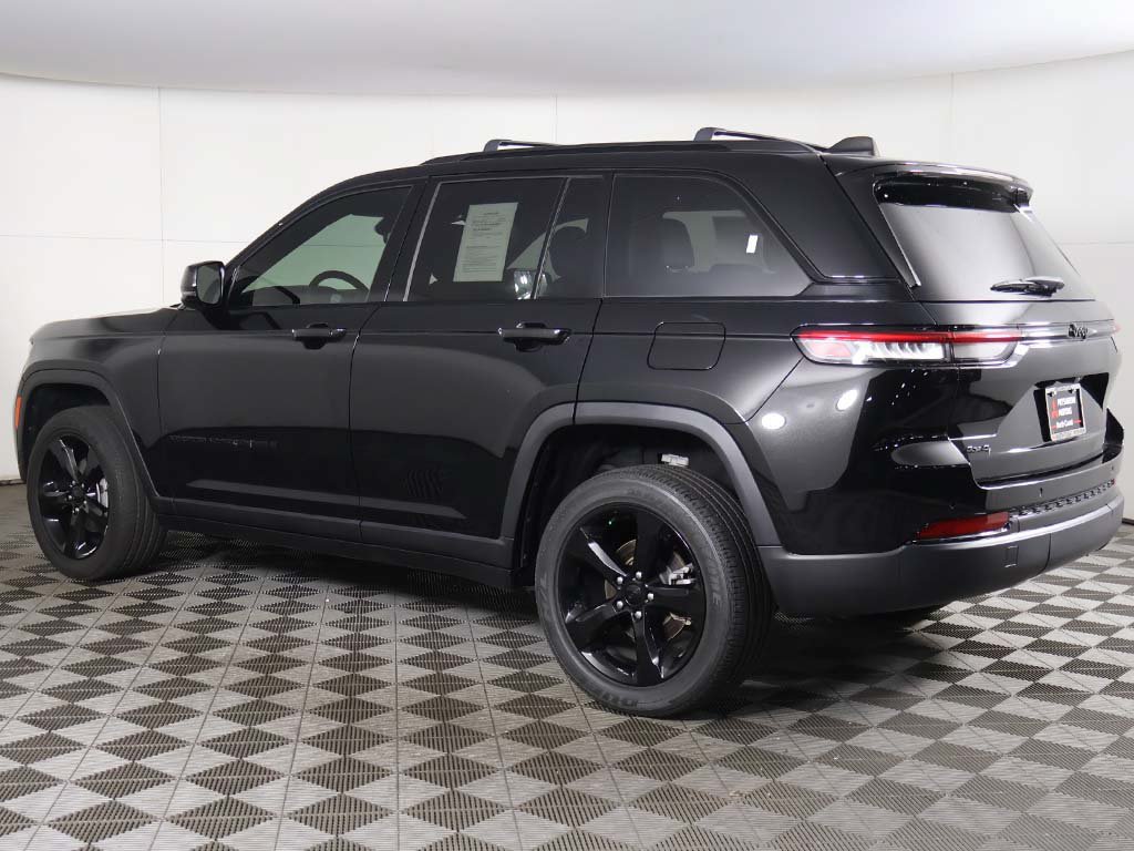 Used 2023 Jeep Grand Cherokee Altitude AWD/4WD image 8