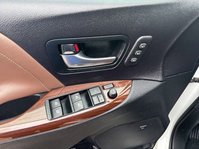 Used 2016 Toyota Sienna Limited Premium image 22