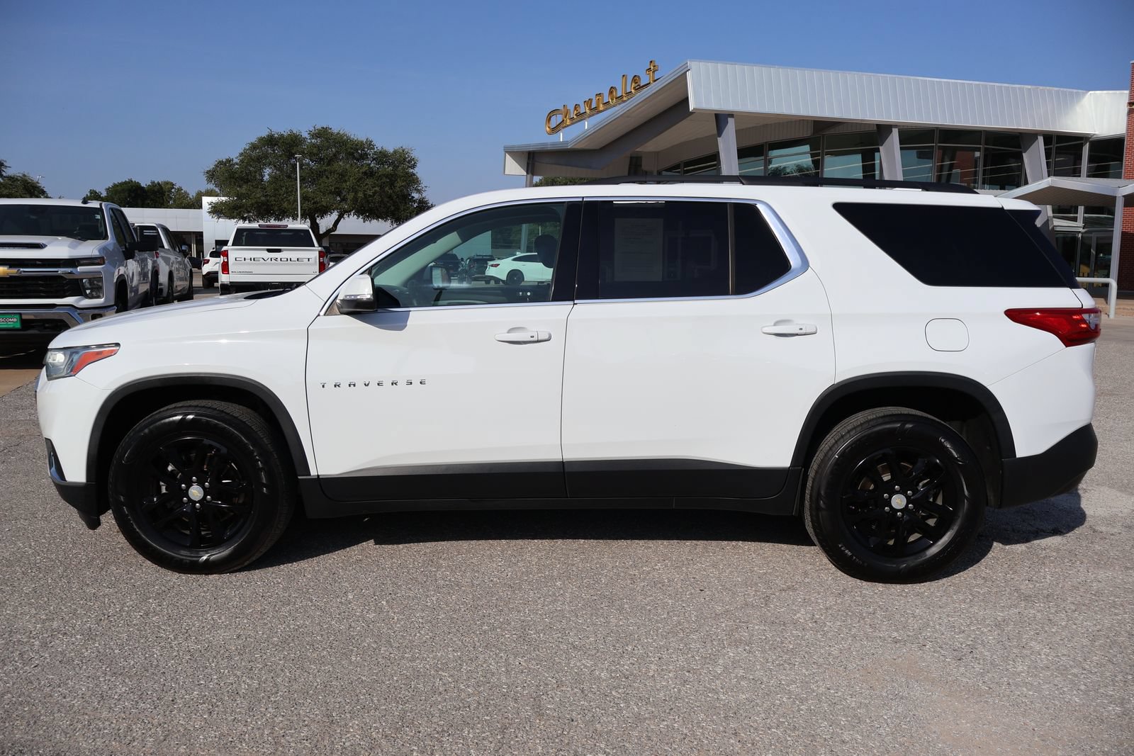 Used 2021 Chevrolet Traverse LT FWD image 2