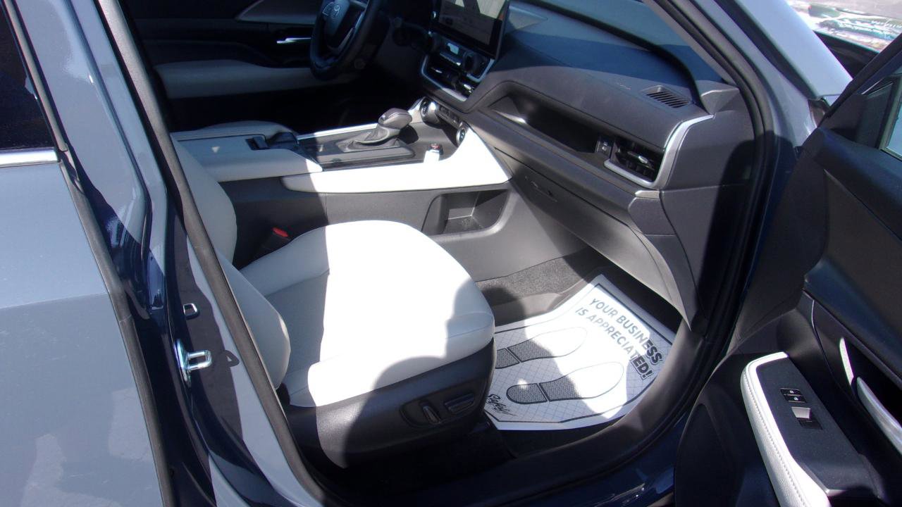 Used 2024 Toyota Grand Highlander AWD image 5