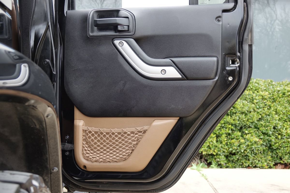 Used 2013 Jeep Wrangler Unlimited Rubicon w/ Connectivity Group image 38