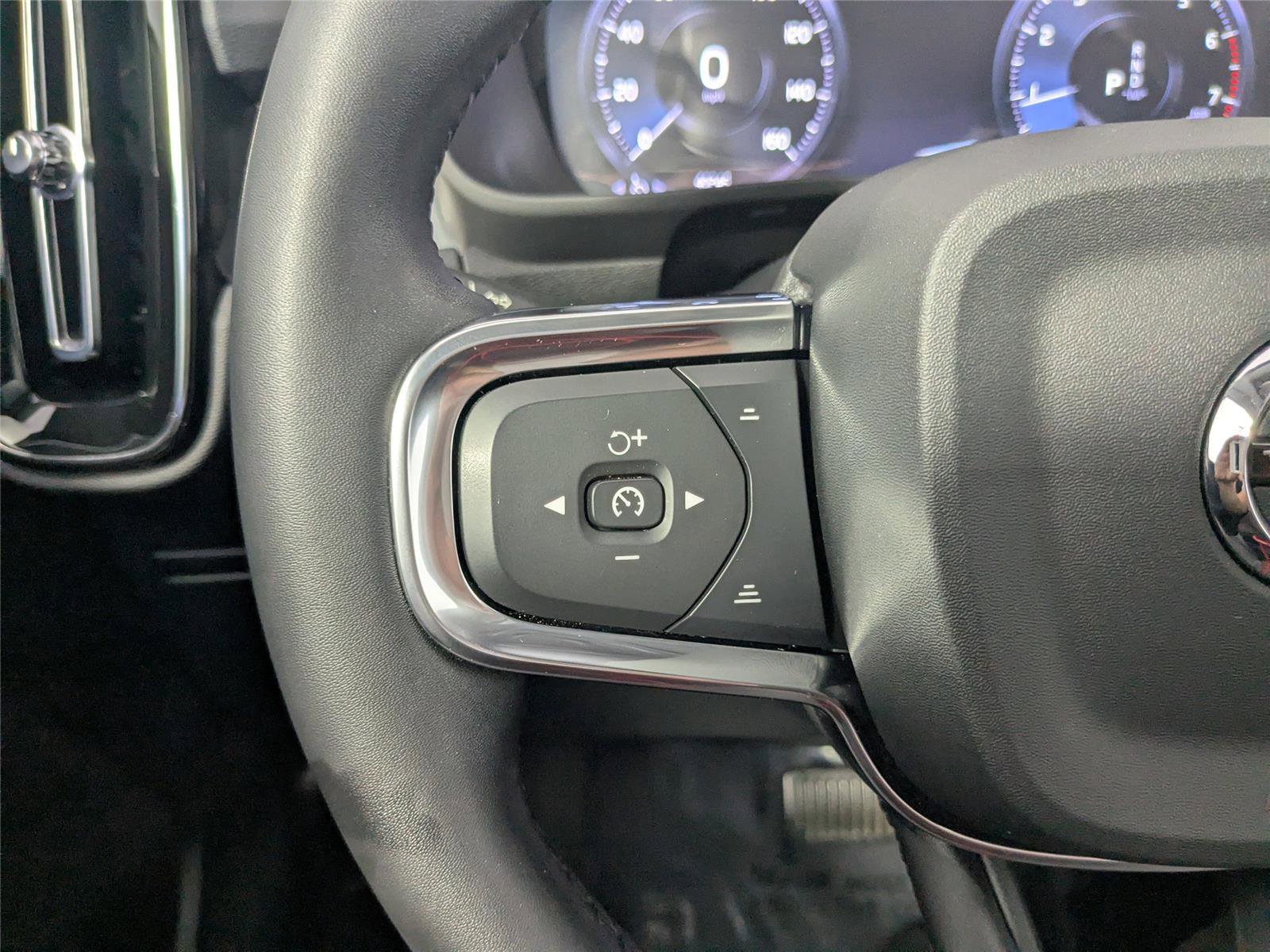 Used 2022 Volvo XC40 T5 Momentum image 16