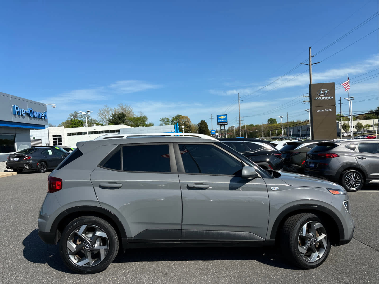Used 2021 Hyundai Venue SEL w/ Premium Package FWD image 3